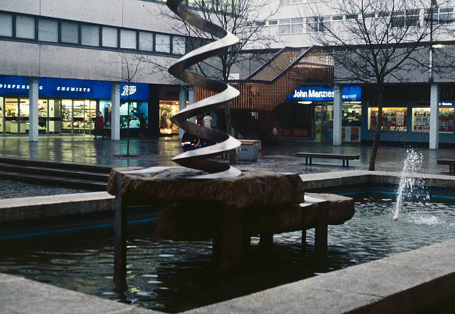 Queen's Square, Corby   geograph.org.uk   6948099