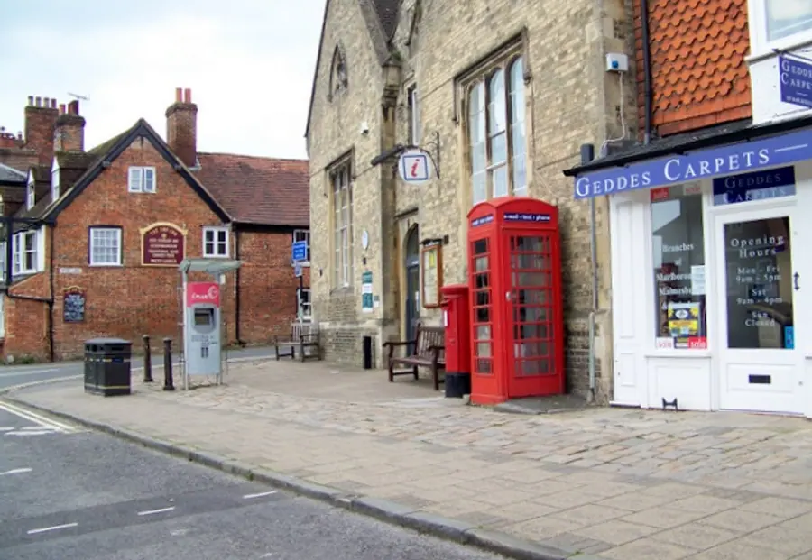 Telephone box, Marlborough   geograph.org.uk   1435256