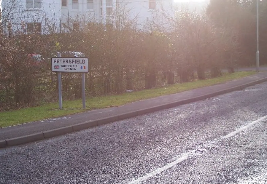 Petersfield town sign, Bell Hill, Petersfield   geograph.org.uk   95355