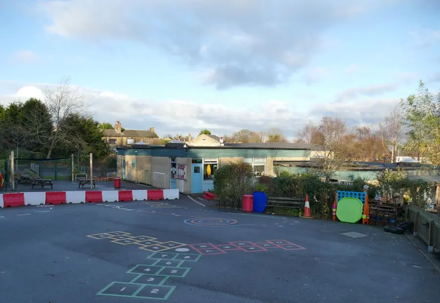 Lowtown Primary School, Pudsey   geograph.org.uk   6698182