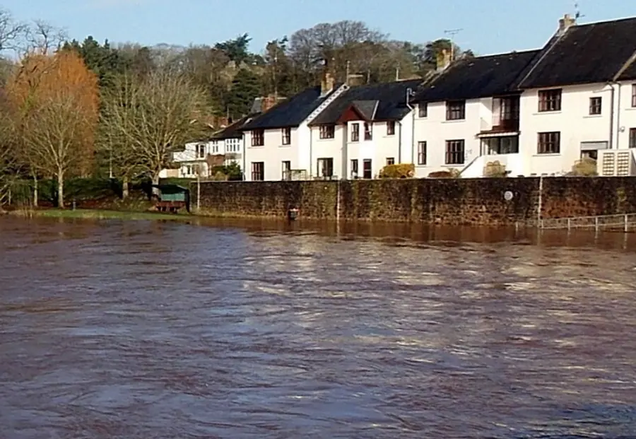 Swollen River Usk viewed from Usk Bridge, Usk   geograph.org.uk   3932215